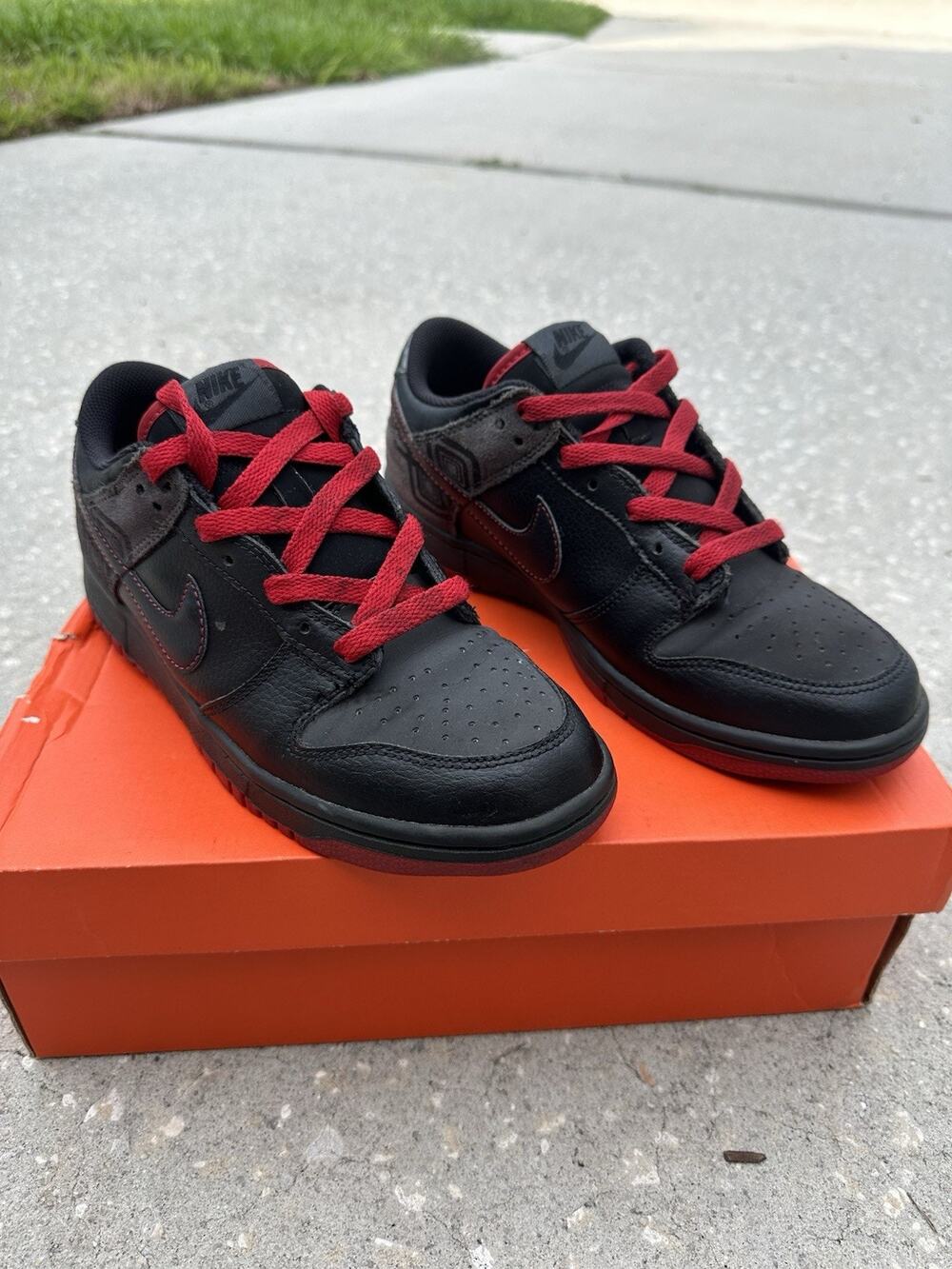 RARE nike dunks nyx black grey red size 7Y